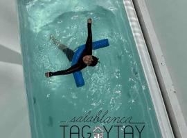 Salablanca Brand New Jacuzzi Heated Pool PS5 VR Cinema Fully AC Indoors Smart TVs with Netflix Disney Plus Large Balcony, hotel a Tagaytay