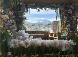 The Windyard Panorama Retreat·Private Terrace with Views of Ancient Town & Jade Dragon Snow Mountain·Big Water Wheel Branch、麗江市のホテル