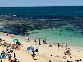 Amazing Easter Beachside Escape, Luxe 4x2 home opposite Mettams Pool