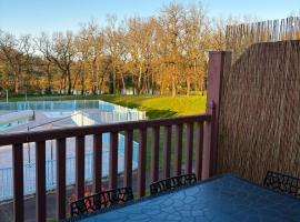 Appartement Vue Lac & Piscine, Terrasse Privée, Résidence Mondésir, hotel en Monflanquin