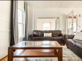 Lakefront Family Getaway/Hot tub/Grill, hotel v mestu Cleveland