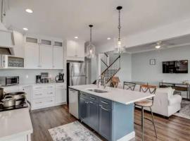 Luxury Lakefront Family Retreat/Hot tub/Grill, hotel v mestu Constantia