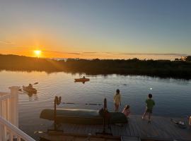 Hernando Beach에 위치한 호텔 Waterfront Home, 5 bedrooms, Heated Pool, Sunsets!