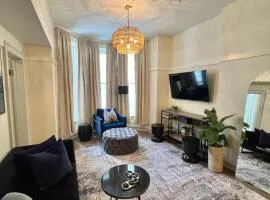 Dearborn Duplex l Sleeps 10 l Free Parking