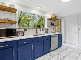The Waldo Walkabout - Pet Friendly Fenced Yard