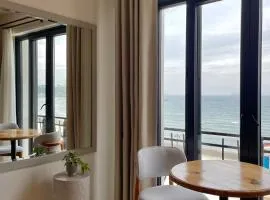 8 Rooms Hotel