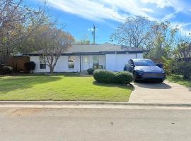 Cozy and relaxing home in downtown Frisco, Hotel in Frisco