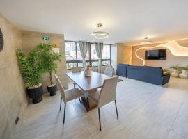 3 bedroom apartment, one block from lleras park p12 in medellin, Hotel in El Poblado