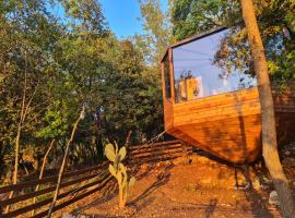 MONKEY MANSION - Luxury Treehouse - Private Escape with outdoor hot Tub，Abū Mīzān的飯店