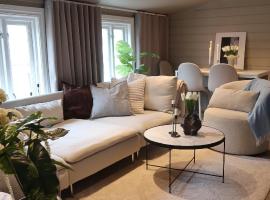 Cozy, Central Apartment, hotel u gradu Grimstad