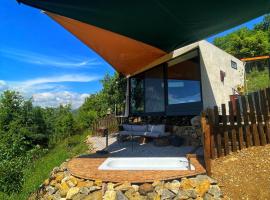 KOALA HUT - Luxury Treehouse - Private Escape with outdoor Hot Tub, hotel en Ash Shaḩḩārah