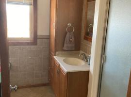 Spacious 4 bedroom home with serene views, hotel em Alamosa