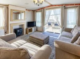 Stylish 2BR Caravan Walk to Beach