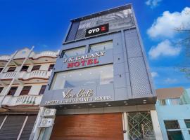 Hotel O J K Galaxy Hotel, khách sạn ở Juhi Bari