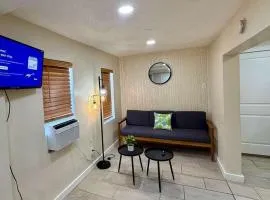 2BR • Front Patio • 10 Min to Downtown