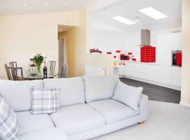 Long acre lodge Modern Family Lodge Sleeps 6 DevonCornwall Border, מלון בבידפורד