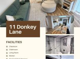 Lovely 2 Bedroom 2 Bathroom Cottage In Cheadle Staffordshire, hotel din Cheadle