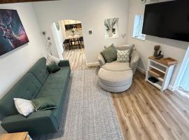 Lovely 2 Bedroom 2 Bathroom Cottage In Cheadle Staffordshire、チードルのホテル
