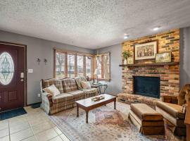Spacious Private Duplex with Basement Ames Near ISU, hotel di Ames