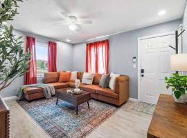 Expertly Designed Lake Erie Escape with Hot Tub, hotel Lorain városában