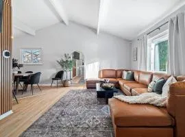 Hot Tub, Game Room, 4 Bedrooms, Gorgeous Remodel