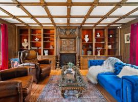 Unique Estate 5 Bedrooms Fire Pit Sleeps 10, hotel di Akron