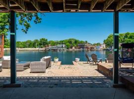 Lake Front Outdoor Living Sleeps 8, Hotel in Akron