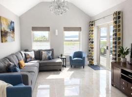 Maries House Doohoma Head Peaceful Luxury Coastal Retreat Sea Beach Achill Views Wild Atlantic Way Erris Mayo Ireland Sleeps 10, hotel Doohooma városában