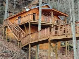 Wildwood Cabin - Pet-Friendly Retreat by Rock Wall with Hot Tub