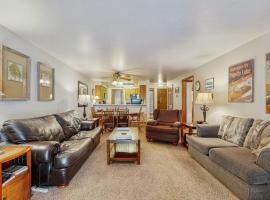Golf Course Retreat - Pool Access Lake Views, Hotel in McCall