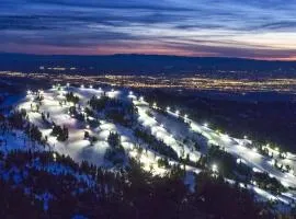 Mountain Condo Ski Access & Sunset Deck