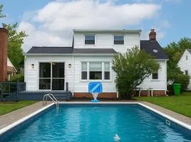 4 Bedroom Pool and Hot Tub Home Near Cleveland