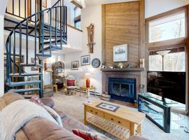 Cozy McCall Condo With Deck and Wood Fireplace, hotel i McCall