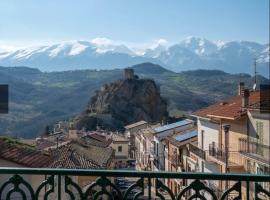 Marienplatz Suite، فندق في Roccascalegna
