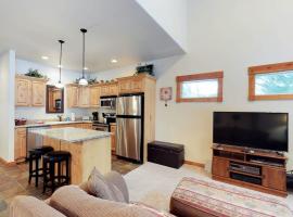 McCall Golf Condo - Pool Courts & Patio, hotel en McCall
