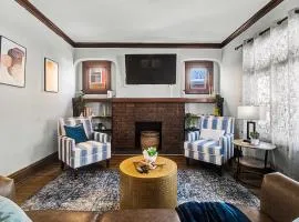 Modern & Cozy 2BR Retreat Near West Blvd