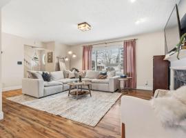 Spacious Northfield 4BR Escape near Cuyahoga Valley โรงแรมในNorthfield