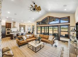 Modern Retreat with Hot Tub Walk to Lake, hotel a McCall