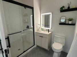 Private Room in Shared Home Walk to Downtown Austin, Hotel in Austin