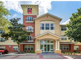 Studio 6 Suites Jacksonville Deerwood Park FL, отель в городе Джэксонвилл