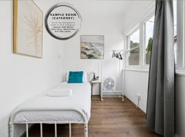 Peaceful Single Room Near Parks & Transit - Shared Bathroom and Kitchen, hotel din Padstow