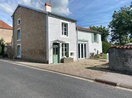 Charming and comfortable holiday home in Melay, hotel a Melay
