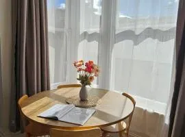 Warm and sunny 2 bedroom in Kenmore with 2 Queen beds