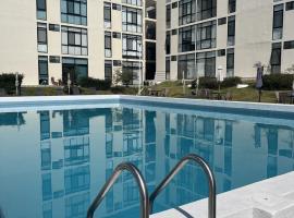 Gran departamento con alberca, terraza y vista a lago en Lago Luna - 5 minutos de Chante Spa, hotel in Chantepec