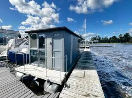 Houseboat for 4 on Uitgeester Lake