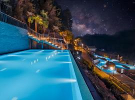 Phoenix Fairyland Hot Springs Hotel-best Grand Hotel l&swimming facilities-Sumptuous breakfast-only hot spring-10minute walk to the Town-free pick up、鳳凰県のホテル