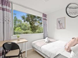 Homely Queen Room Stay - Easy Access in Pymble - Shared Bathroom, hotel a Pymble
