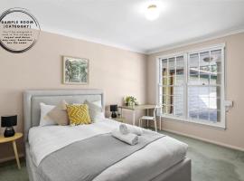 Affordable No-Frills Queen Room in Pymble - Shared Bathroom, hotel a Pymble