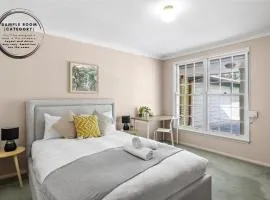 Affordable No-Frills Queen Room in Pymble - Shared Bathroom