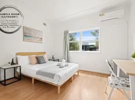 Steps to Mall & Train - Eplore with Ease - Prime Location in Seven Hills - Shared Bathroom